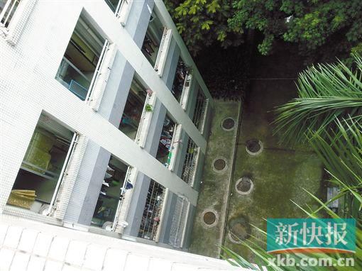 據(jù)目擊者稱,當(dāng)時(shí)墜樓者躺在右排中、下兩個(gè)井蓋中間附近。
