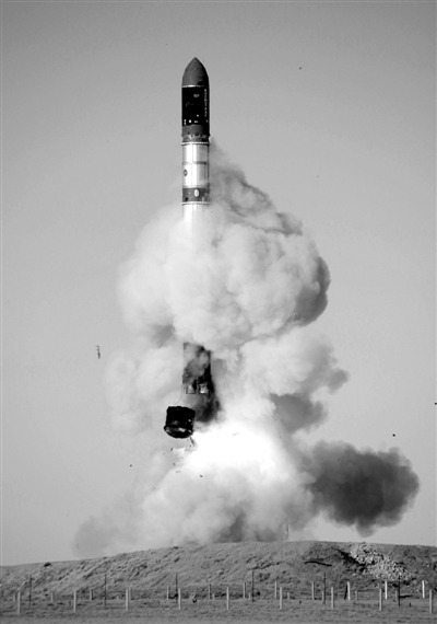 　2007年6月15日，俄羅斯在哈薩克斯坦的軍事場(chǎng)地試射一枚“RS-20”導(dǎo)彈。尚未有媒體公布新型固