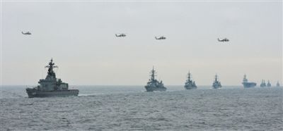 2012年10月14日，日本海上自衛(wèi)隊(duì)舉行閱艦式。2013年，日本自衛(wèi)隊(duì)時(shí)隔11年首增防衛(wèi)預(yù)算。資料圖片