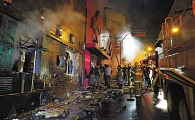 27日凌晨，巴西南里奧格蘭德州圣瑪麗亞市一家夜總會(huì)突發(fā)大火，造成至少245人死亡。圖為消防人員正在現(xiàn)場滅火救援。