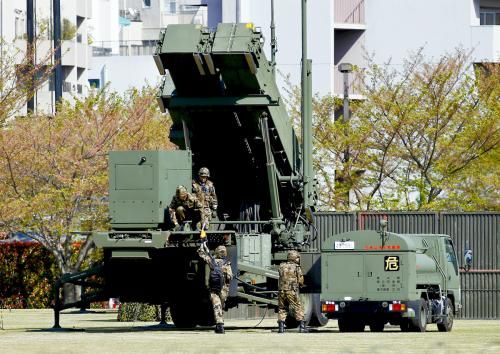 9日，日本自衛(wèi)隊(duì)為應(yīng)對(duì)朝鮮導(dǎo)彈威脅，在東京防衛(wèi)省總部設(shè)置“愛(ài)國(guó)者3”型導(dǎo)彈發(fā)射裝置。