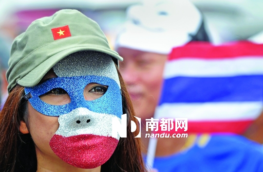 4日，一名泰國反政府人士頭戴面具在首都曼谷參加集會。
