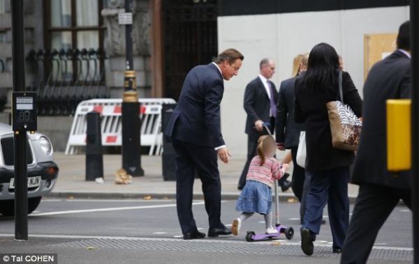 英國首相卡梅倫步行送女兒上幼兒園。