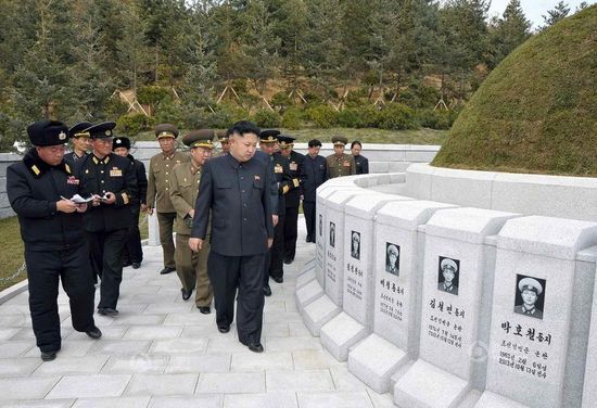 原文配圖：金正恩前往烈士墓拜祭。
