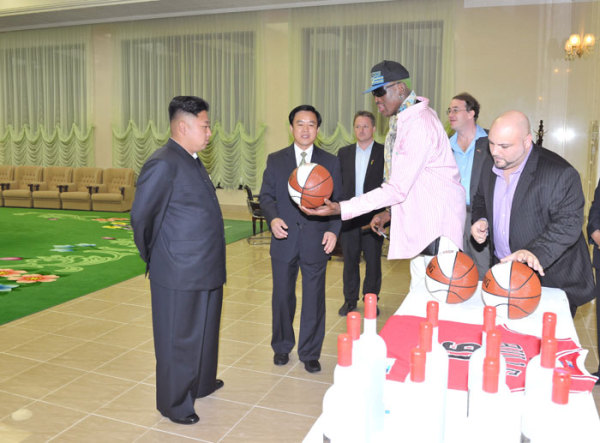 近日，朝鮮最高領(lǐng)導(dǎo)人金正恩已在平壤再次會(huì)見并宴請了正在朝鮮訪問的前美國全國籃球協(xié)會(huì)(NBA)球星羅德
