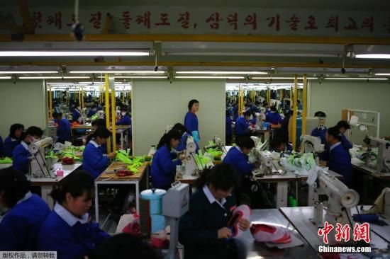 當(dāng)?shù)貢r間12月19日，開城工業(yè)園區(qū)，朝鮮工人在工廠工作。