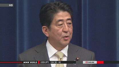 日本首相安倍晉三出發(fā)前往瑞士前接受記者采訪。