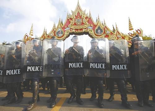 14日在泰國(guó)曼谷，政府出動(dòng)數(shù)千名防暴警察，以?shī)Z回政府大樓和其他 泰數(shù)千防暴警察和平清場(chǎng) 被示威者占領(lǐng)的區(qū)域。