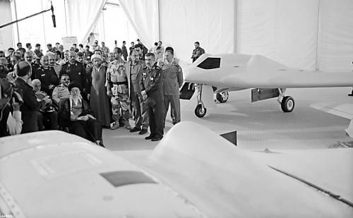 　哈梅內(nèi)伊（中）11日參觀伊朗版RQ-170無人機(jī)。