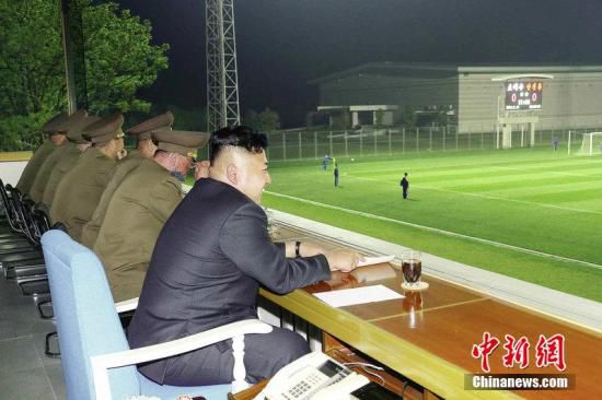 資料圖:今年5月,金正恩觀看體育賽事。