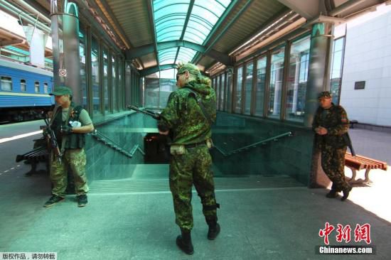 烏克蘭政府軍和民間武裝在頓涅茨克機場火車站附近發(fā)生激烈交火,火車站附近街道受到炮彈猛烈襲擊。