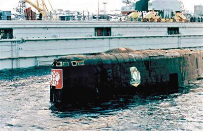 2001年，與失火核潛艇屬于同一級的“庫爾斯克”核潛艇時隔14個月被打撈出海。