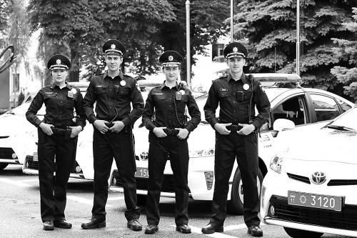 烏克蘭新警察在警車旁帥氣亮相。