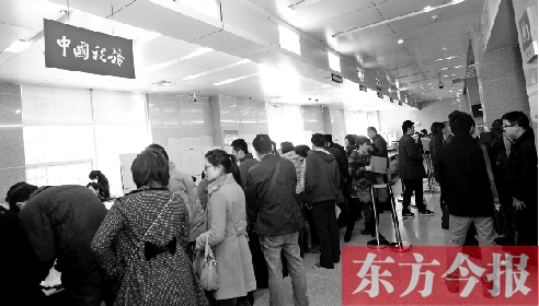 　昨天，在鄭州市房管局辦稅柜臺，迎來絡(luò)繹不絕辦理業(yè)務(wù)的市民