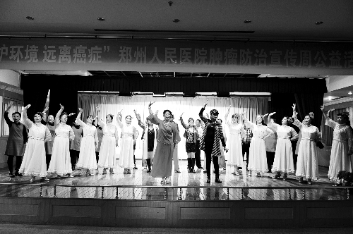 昨日，鄭州人民醫(yī)院舉辦了一臺特殊的晚會，表演的和看表演的大都是癌癥患者 河南商報記者 王春勝/攝　