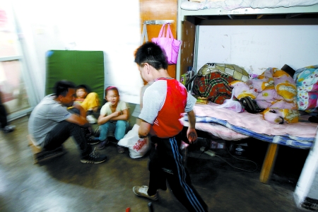 孩子們住在這里，沒有上學(xué)，大部分時間是練功，出去表演