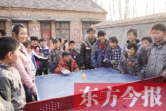 坐著輪椅的小宗成和同學(xué)們一塊打乒乓球，這是他感到最快樂的事
