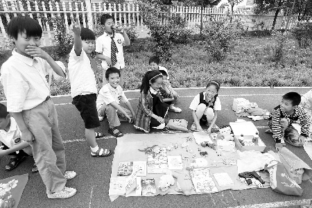 小學(xué)生當(dāng)?shù)財(cái)偫习?，擺起攤來(lái)也很專業(yè)