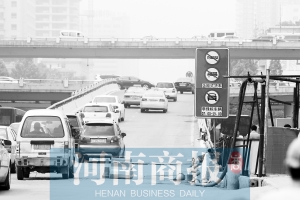 紫荊山立交橋上橋口，已經(jīng)有非綠標車禁止通行的標志 王春勝/攝