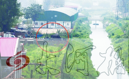 　彩虹橋西南側(cè)有一個大型地溝油加工窩點，廢水流入旁邊的排水渠。