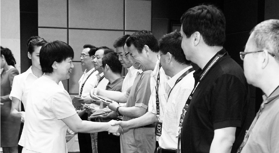 河南省委常委、宣傳部長趙素萍給中國紀(jì)錄片播出聯(lián)盟理事臺發(fā)放牌匾
