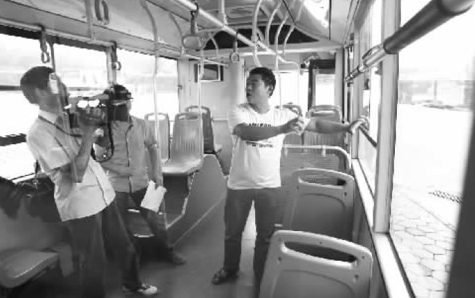 昨日，鄭州市B20路公交車長方先生（右一），講述“色狼”跳窗逃跑時被眾人喊打的情景