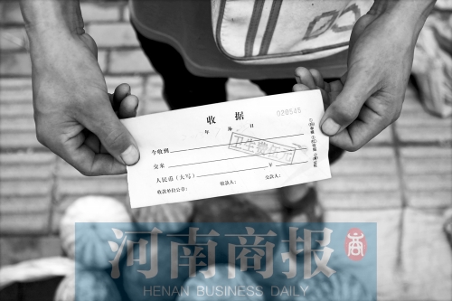 百花路附近的瓜農(nóng)宋師傅交完衛(wèi)生費(fèi)后收到一張收據(jù)，但沒有收款單位