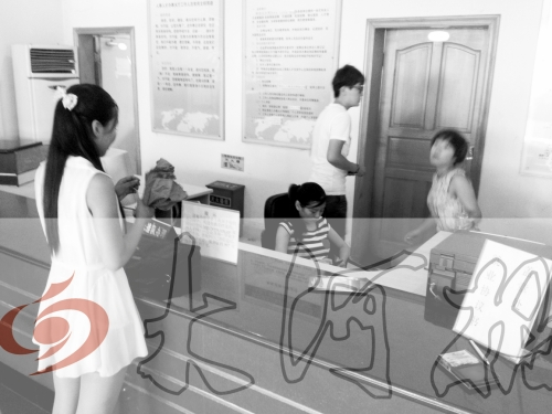 鄭州市人才交流服務(wù)中心二樓大廳，剛畢業(yè)大學(xué)生咨詢政策，工作人員卻在若無(wú)其事地玩手機(jī)。