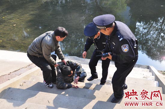 該男子滾入冰冷的金水河，嗆了幾口污水，連滾帶爬從水中出來(lái)，隨后被金水路派出所民警救上岸。