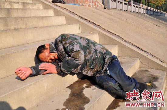 這名男子的衣服以及褲子全濕透了，水從衣褲里流出來(lái)，嘴里散發(fā)著濃烈的酒氣。