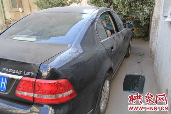 12月12日，鄭州金水區(qū)一小區(qū)汽車車窗被撬