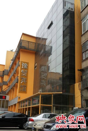該酒店為加蓋樓層統(tǒng)一安裝上黑色玻璃，從前面看不出加蓋的痕跡