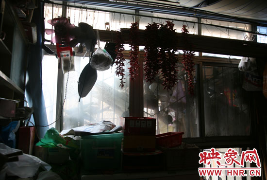 受影響的住戶將自己的窗戶遮擋起來(lái)，以防被加蓋樓層住戶看到自家