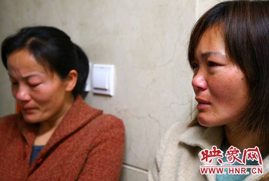 提及現(xiàn)狀，柴小快的女兒不住流淚。