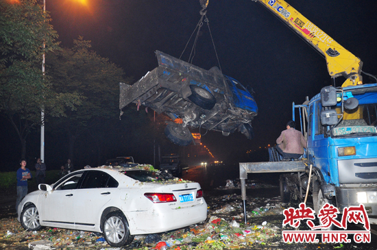 1點40許，兩輛車先后被吊起并拖離現(xiàn)場，停車場的幾位員工將路面清掃干凈，隨后該路段恢復(fù)通行。