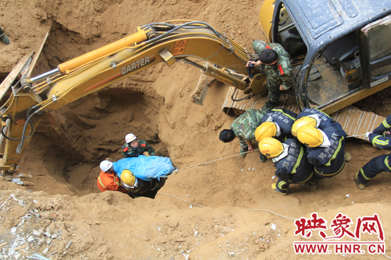 14點(diǎn)10分，經(jīng)過(guò)4個(gè)多小時(shí)的救援，消防官兵發(fā)現(xiàn)被埋男子，現(xiàn)在正從6米多深的塔吊塌方處抬出。