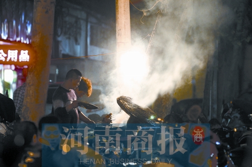 夜晚，鄭州街頭的燒烤攤 記者 王春勝/攝