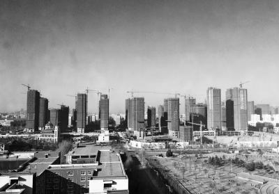 在鄭州市同一地點拍攝的照片，下為1月1日晴朗天氣，上為1月5日霧霾天氣。（拼接圖片）
