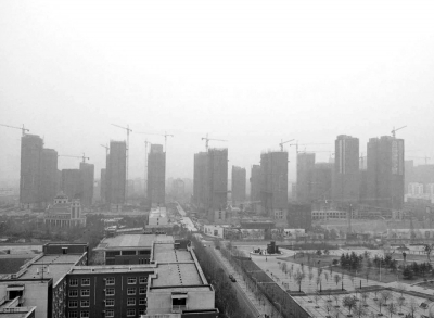 在鄭州市同一地點拍攝的照片，下為1月1日晴朗天氣，上為1月5日霧霾天氣。（拼接圖片）