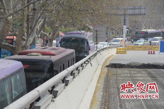 上下橋口圍擋處道路擁堵。