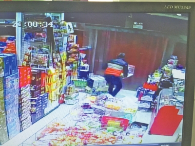 監(jiān)控中顯示，當(dāng)時(shí)竊賊抱起募捐箱就跑。