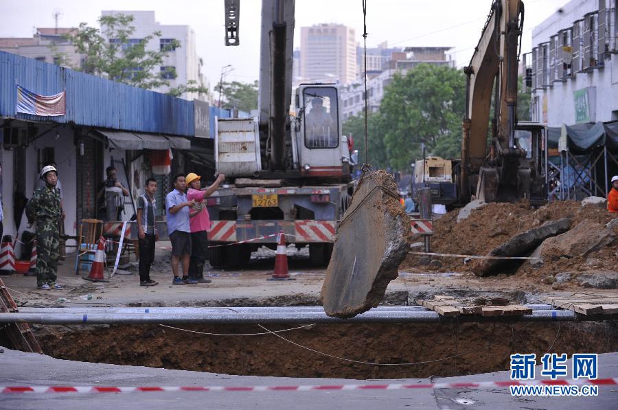 5月21日，在廣東省深圳市龍崗區(qū)橫崗街道紅棉二路華茂工業(yè)園路面塌陷處，救援人員在現(xiàn)場救援。