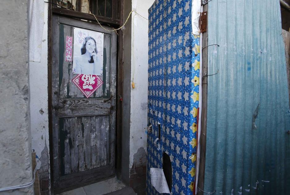 36歲的河南信陽(yáng)打工者陳小龍?jiān)谶@里租了一間屋子住，2012年底開(kāi)始，他偷偷在出租屋里挖地窖。