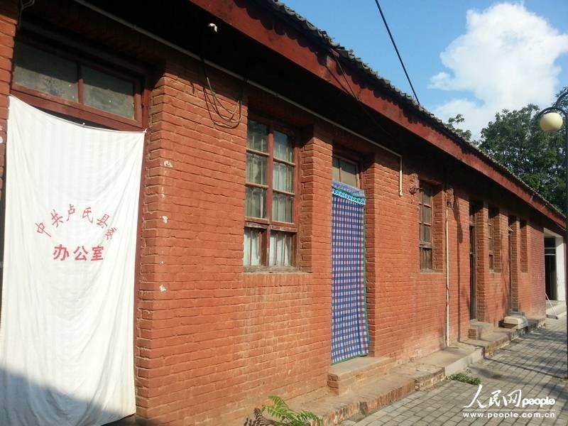 圖為盧氏縣委使用了56年的土坯辦公房。圖片來源：人民網(wǎng)