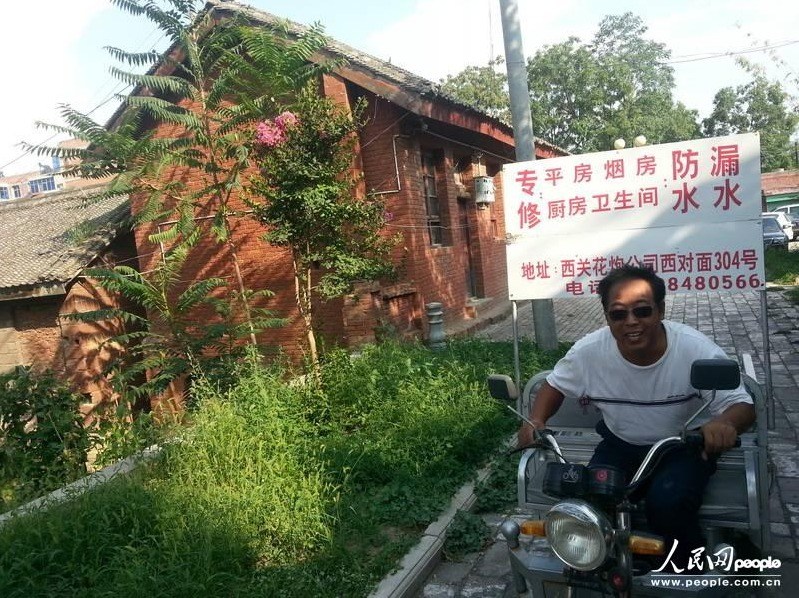 圖為縣委大院依然沒有配備專職保安，群眾可以隨意進入。圖片來源：人民網(wǎng)