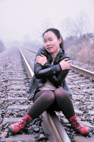 小莉正在鐵軌上拍照，民警提醒這樣十分危險(xiǎn)。 均為當(dāng)事人供圖