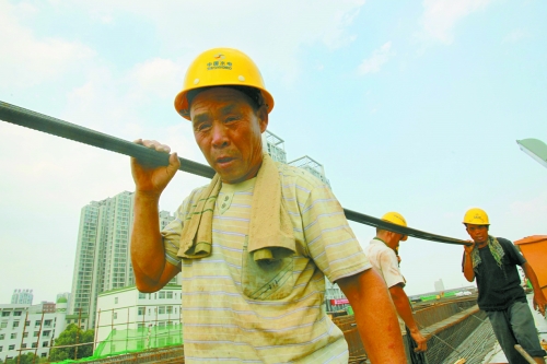 農(nóng)民工工作辛苦，權(quán)益理應(yīng)有保障。