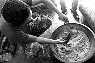 10日，敘反對(duì)派人員正在制作武器。