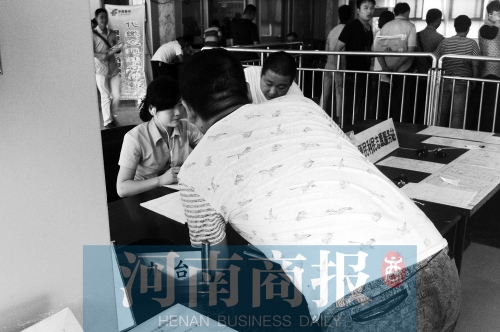 戴著耳機(jī)工作，挺“愜意”