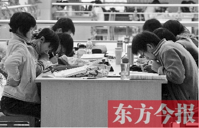 專家認(rèn)為，內(nèi)地高校對(duì)學(xué)生創(chuàng)造性、自主性的培養(yǎng)不及港校